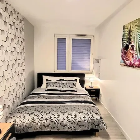 Modern, Balcony, 5 Os, Down Town Apartment *